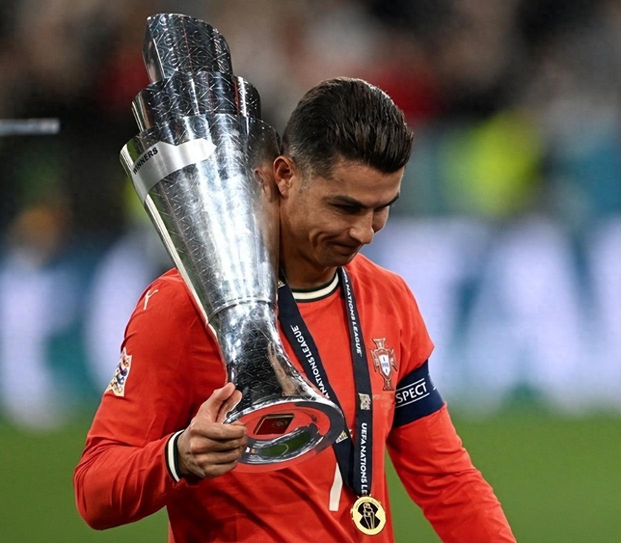 开云中国体育平台入口包含C罗回归赛场，败北首场状态亮眼，DWG观众沸腾！的词条